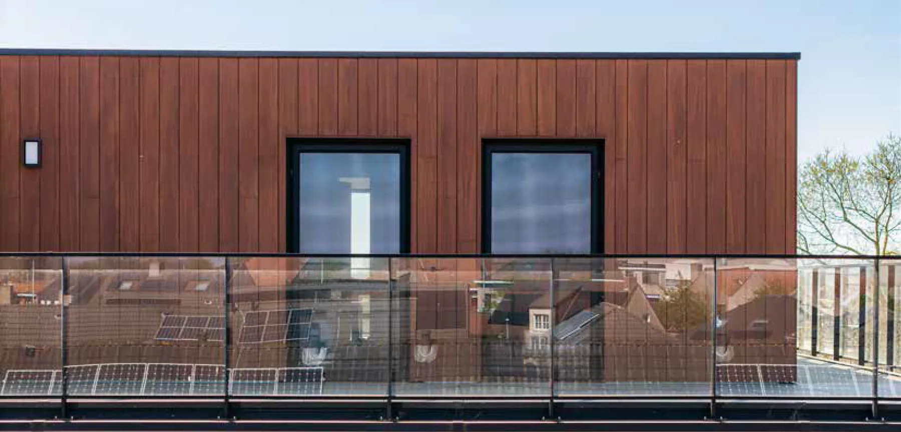 Schüco Linea PVC ramen in houtlook gevel met balkon
