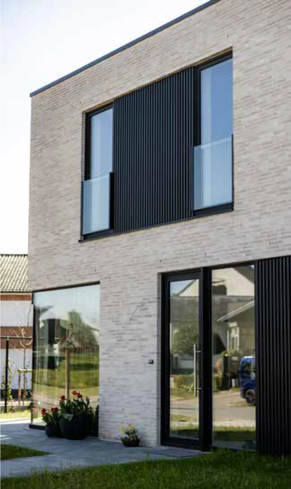 ADvanced Linea PVC ramen in steellook op moderne gevel — Deralux