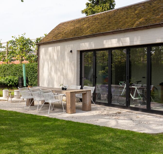 Reynaers ConceptFolding 77 vouwsysteem opengeklapt voor maximale verbinding tussen tuin en leefruimte